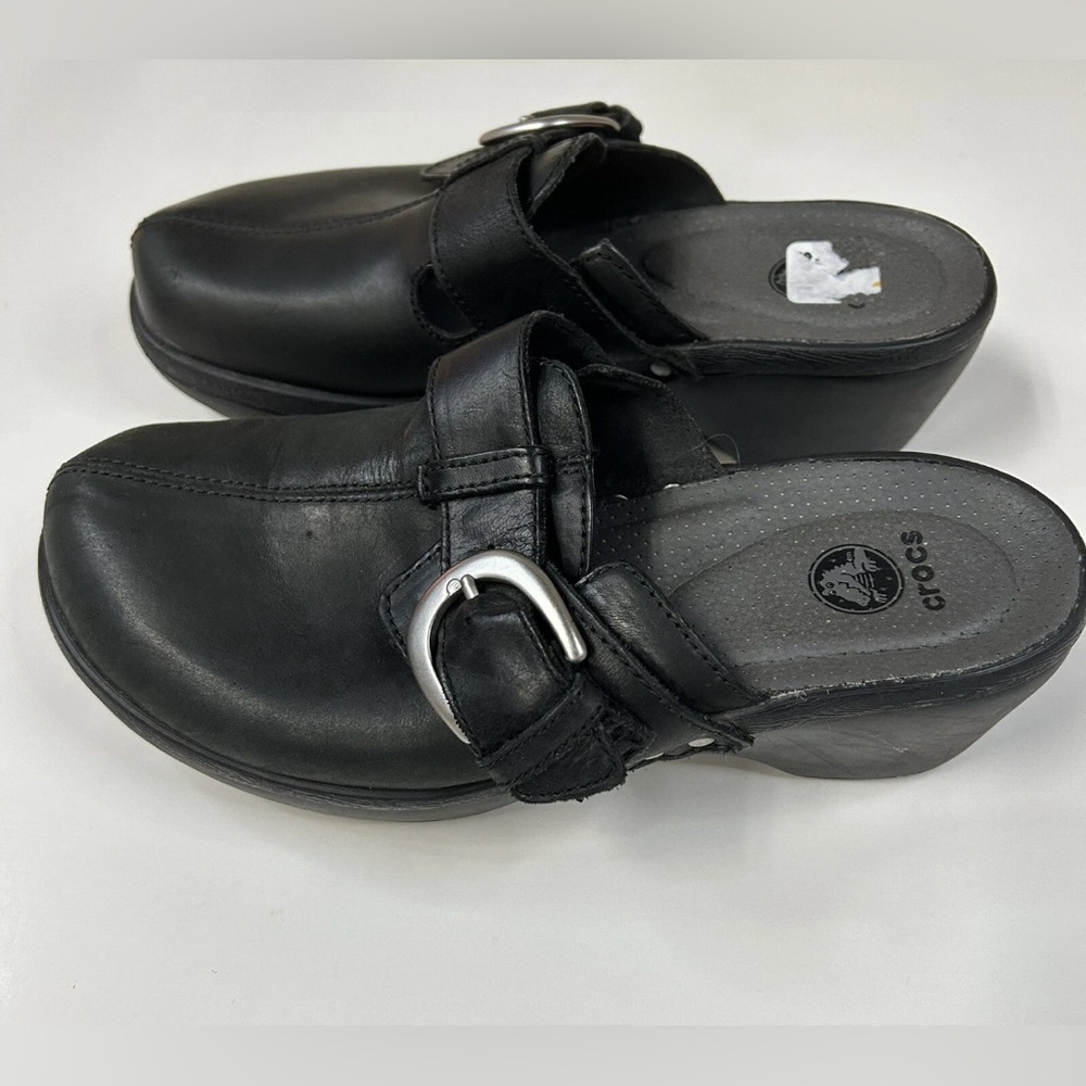 Crocs Women’s Slip On Clogs Heeled Size W8 Solid Black  EUC